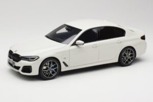 BMW 545e xDrive M-Sport G30 Branco GT Spirit 1:18 GT496 Resina