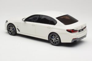 BMW 545e xDrive M-Sport G30 Branco GT Spirit 1:18 GT496 Resina - imagem 5 de 6