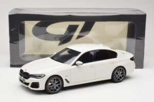 BMW 545e xDrive M-Sport G30 Branco GT Spirit 1:18 GT496 Resina - imagem 6 de 6