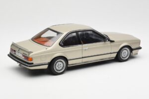 BMW 635 CSi E24 Bronzit Beige Metallic AUTOart 1:18 70523 Metal - imagem 3 de 8