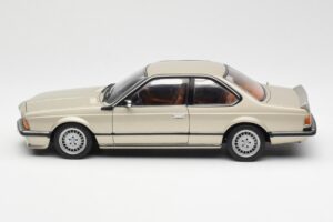 BMW 635 CSi E24 Bronzit Beige Metallic AUTOart 1:18 70523 Metal - imagem 4 de 8