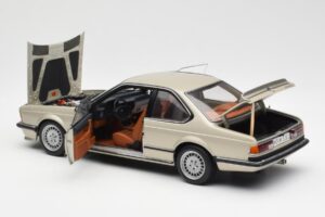 BMW 635 CSi E24 Bronzit Beige Metallic AUTOart 1:18 70523 Metal - imagem 5 de 8