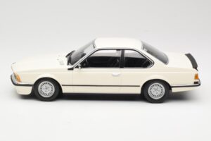 BMW 635 CSi E24 Branco Minichamps 1:18 155028102 Metal - imagem 3 de 6
