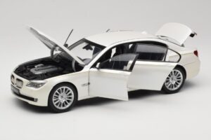 BMW 7 Series F02 760Li Brilliant White Kyosho 1:18 08783BRW Metal - imagem 2 de 8