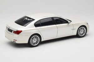 BMW 7 Series F02 760Li Brilliant White Kyosho 1:18 08783BRW Metal - imagem 3 de 8