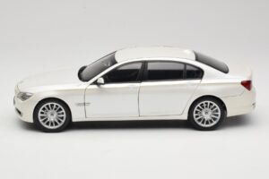 BMW 7 Series F02 760Li Brilliant White Kyosho 1:18 08783BRW Metal - imagem 4 de 8