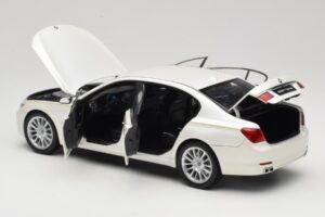 BMW 7 Series F02 760Li Brilliant White Kyosho 1:18 08783BRW Metal - imagem 5 de 8