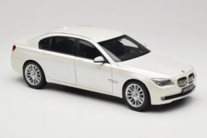 BMW 7 Series F02 760Li Brilliant White Kyosho 1:18 08783BRW Metal - imagem 6 de 8