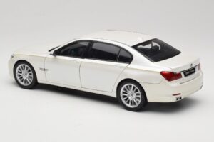 BMW 7 Series F02 760Li Brilliant White Kyosho 1:18 08783BRW Metal - imagem 7 de 8