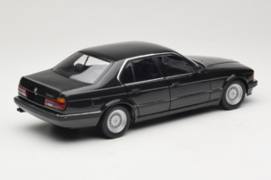 BMW 730i E32 Black Metallic Minichamps 1:18 100023002 Metal - imagem 3 de 8