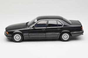 BMW 730i E32 Black Metallic Minichamps 1:18 100023002 Metal - imagem 4 de 8