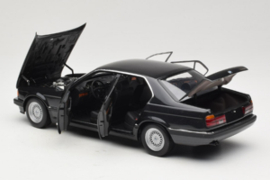 BMW 730i E32 Black Metallic Minichamps 1:18 100023002 Metal - imagem 5 de 8