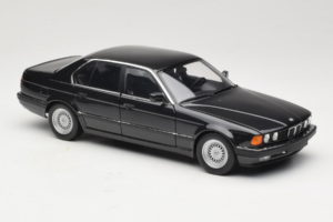 BMW 730i E32 Black Metallic Minichamps 1:18 100023002 Metal - imagem 6 de 8