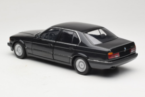 BMW 730i E32 Black Metallic Minichamps 1:18 100023002 Metal - imagem 7 de 8