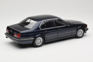 BMW 730i E32 Azul Metallic Minichamps 1:18 100023006 Metal - imagem 3 de 8
