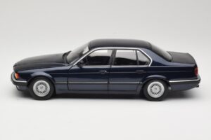 BMW 730i E32 Azul Metallic Minichamps 1:18 100023006 Metal - imagem 4 de 8