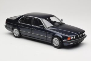 BMW 730i E32 Azul Metallic Minichamps 1:18 100023006 Metal - imagem 6 de 8