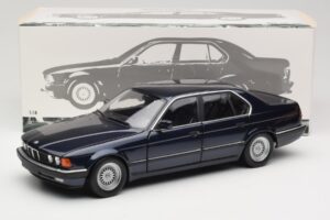 BMW 730i E32 Azul Metallic Minichamps 1:18 100023006 Metal - imagem 8 de 8