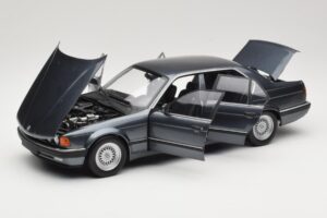 BMW 730i E32 Grey Metallic Minichamps 1:18 100023005 Metal - imagem 2 de 8