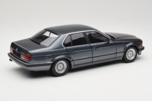 BMW 730i E32 Grey Metallic Minichamps 1:18 100023005 Metal - imagem 3 de 8