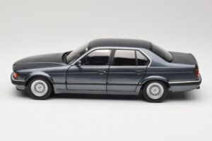 BMW 730i E32 Grey Metallic Minichamps 1:18 100023005 Metal - imagem 4 de 8