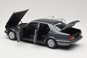 BMW 730i E32 Grey Metallic Minichamps 1:18 100023005 Metal - imagem 5 de 8
