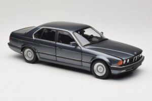 BMW 730i E32 Grey Metallic Minichamps 1:18 100023005 Metal - imagem 6 de 8