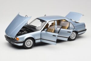 BMW 730i E32 Azul Claro Metallic Minichamps 1:18 100023008 Metal - imagem 2 de 8