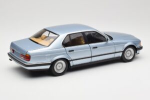 BMW 730i E32 Azul Claro Metallic Minichamps 1:18 100023008 Metal - imagem 3 de 8