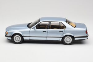 BMW 730i E32 Azul Claro Metallic Minichamps 1:18 100023008 Metal - imagem 4 de 8