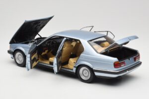 BMW 730i E32 Azul Claro Metallic Minichamps 1:18 100023008 Metal - imagem 5 de 8