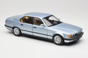 BMW 730i E32 Azul Claro Metallic Minichamps 1:18 100023008 Metal - imagem 6 de 8