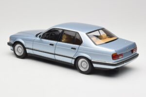 BMW 730i E32 Azul Claro Metallic Minichamps 1:18 100023008 Metal - imagem 7 de 8