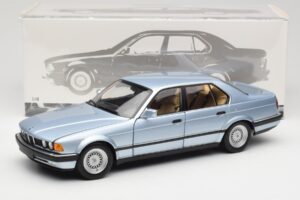 BMW 730i E32 Azul Claro Metallic Minichamps 1:18 100023008 Metal - imagem 8 de 8