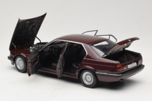 BMW 730i E32 Red Metallic Minichamps 1:18 100023001 Metal - imagem 5 de 8