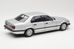BMW 730i E32 Prateado Minichamps 1:18 100023000 Metal - imagem 3 de 8
