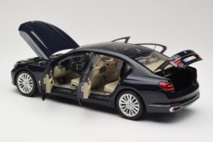 BMW 750Li F02 Imperial Blue Paragon 1:18 80432405586 Metal - imagem 5 de 8