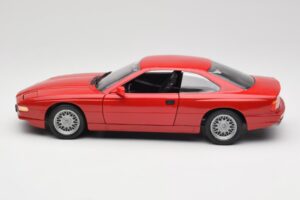 BMW 850Ci E31 Brilliant Red Revell 1:18 8827 Metal - imagem 4 de 8