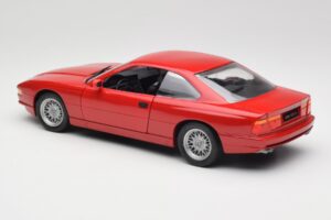 BMW 850Ci E31 Brilliant Red Revell 1:18 8827 Metal - imagem 7 de 8