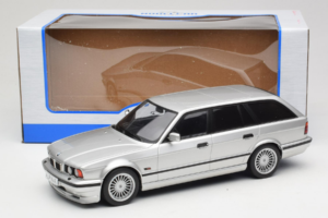 BMW Alpina B10 E34 4.6 Touring Prateado MCG 1:18 MCG18332MCW Metal - imagem 6 de 6