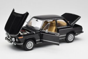 BMW 2002 L E10 Preto AUTOart 1:18 70603 Metal - imagem 2 de 8