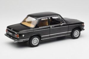 BMW 2002 L E10 Preto AUTOart 1:18 70603 Metal - imagem 3 de 8