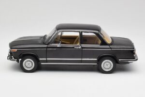 BMW 2002 L E10 Preto AUTOart 1:18 70603 Metal - imagem 4 de 8