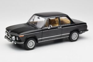 BMW 2002 L E10 Preto AUTOart 1:18 70603 Metal