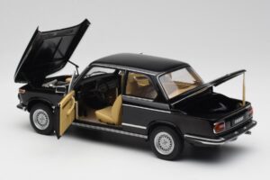 BMW 2002 L E10 Preto AUTOart 1:18 70603 Metal - imagem 5 de 8