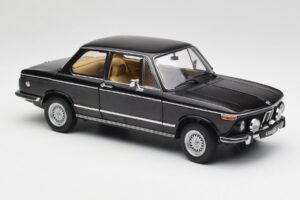 BMW 2002 L E10 Preto AUTOart 1:18 70603 Metal - imagem 6 de 8