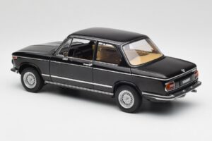BMW 2002 L E10 Preto AUTOart 1:18 70603 Metal - imagem 7 de 8