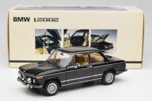 BMW 2002 L E10 Preto AUTOart 1:18 70603 Metal - imagem 8 de 8
