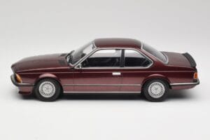 BMW 635 CSi E24 Karmesinrot Metallic Minichamps 1:18 155028105 Metal - imagem 3 de 6