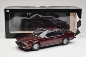 BMW 635 CSi E24 Karmesinrot Metallic Minichamps 1:18 155028105 Metal - imagem 6 de 6
